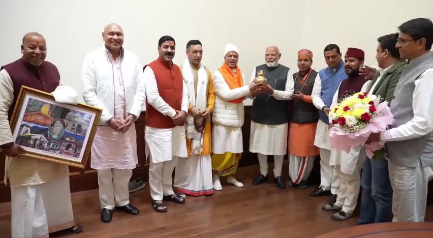 चारों धाम के पुरोहितों ने पीएम मोदी को दिया आमंत्रण, कपाट उद्घाटन का निमंत्रण दिया